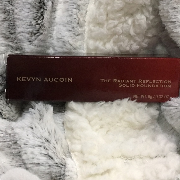 Kevyn Aucoin’s Radiant Reflection Solid Foundation - Picture 3 of 4